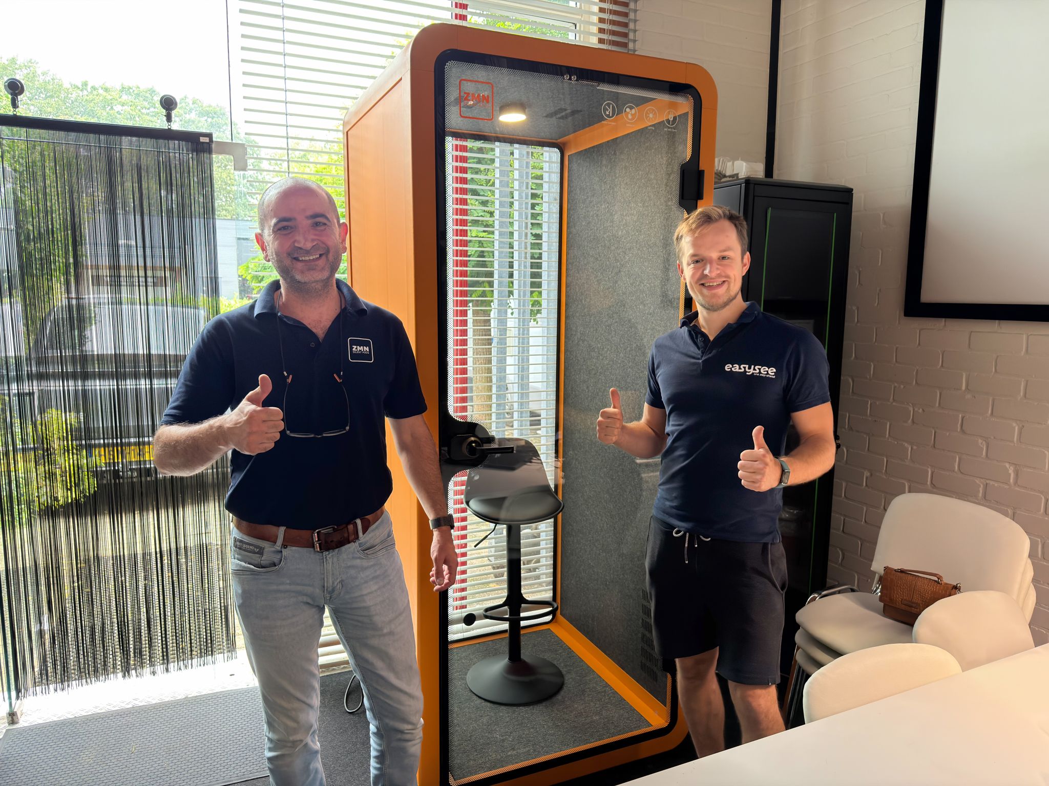 Jordi en een ZMN-medewerker geven een duim omhoog voor de nieuwe Silent Pod in het kantoor van Easysee.