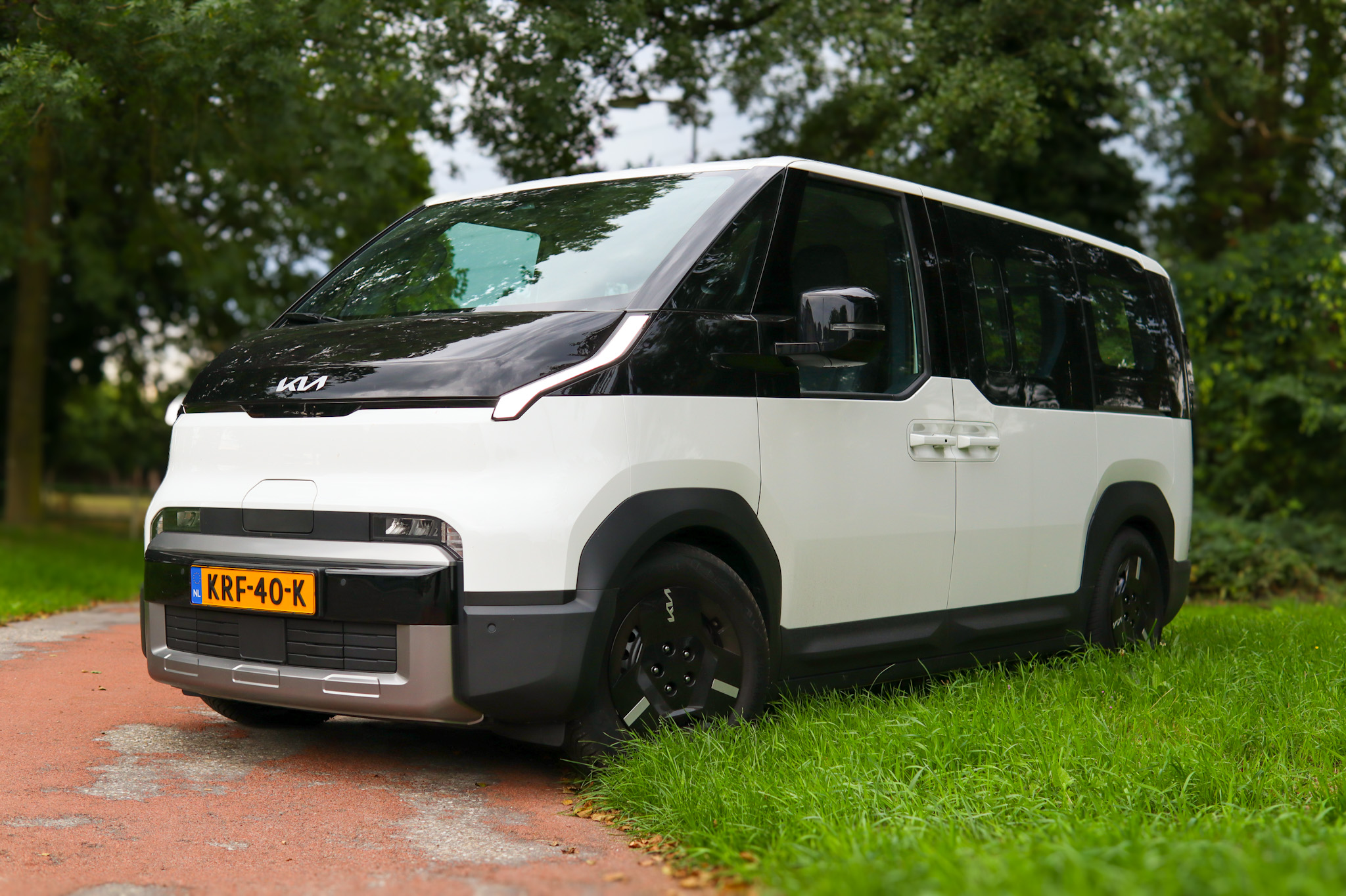 De nieuwe elektrische bedrijfswagen van Easysee geparkeerd buiten op het gras.