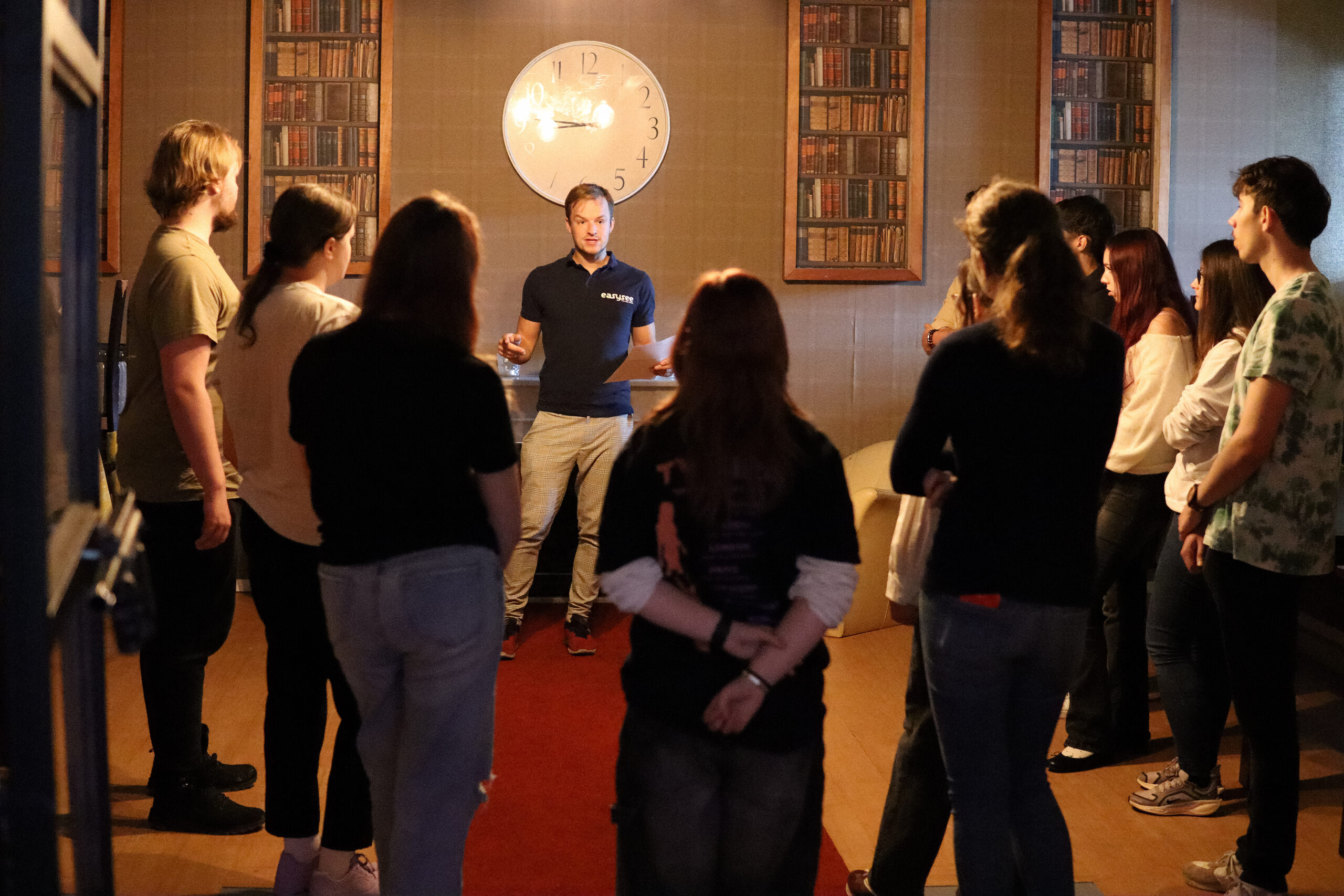Jordi (Easysee lead) explaining the rules of the VR bumper cars to the participants